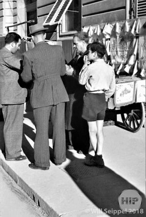 Customers flock around a street vendor in Italy in the 1940s. 
