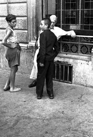 Two children talking to a soldier, photographed by George Sakata